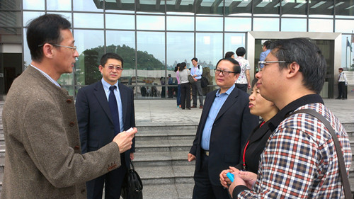 与教育部高教司副司长石鹏建(左一)、北京协和医公司党委书记李立明(左三)进行交流