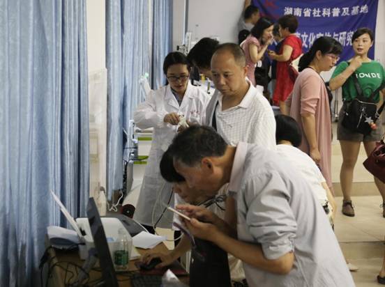 2018年5月25日,vsport的教师在为公司师生体检。 (7)